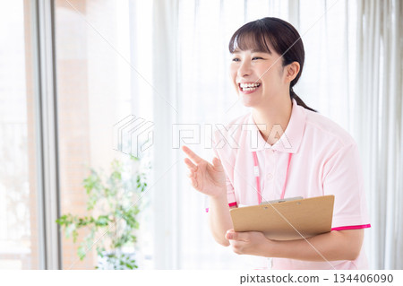 女性照顧者 134406090