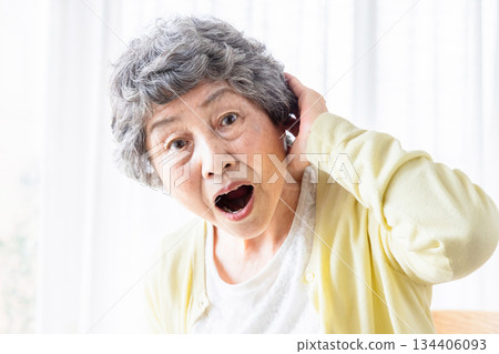 聽力障礙的老年人 134406093