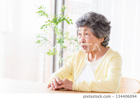 放鬆在客廳的資深婦女 134406094