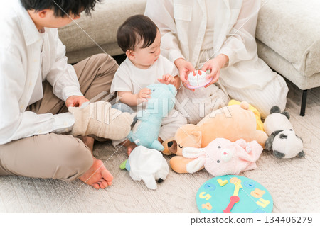 A family of child-rearing generation playing with their child and baby in the living room of their home (childcare, parenting, skinship) A family of child-rearing generation playing with their child and baby in the living room of their home (childcare, parenting, skinship) 134406279