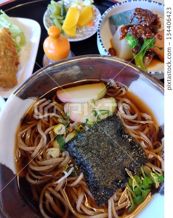 Delicious new soba set meal 134406423