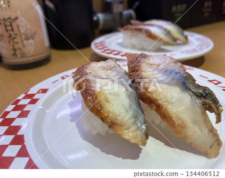 在迴轉壽司餐廳吃烤鰻魚 在迴轉壽司餐廳吃烤鰻魚 134406512