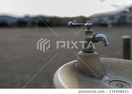 大型公園裡的飲水噴泉的庫存照片 大型公園裡的飲水噴泉的庫存照片 134406631