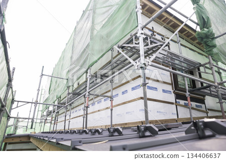 新建房屋,外牆安裝前已搭好鷹架。 新建房屋,外牆安裝前已搭好鷹架。 134406637
