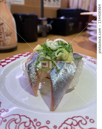 在迴轉壽司餐廳吃野生馬鮫魚 在迴轉壽司餐廳吃野生馬鮫魚 134406964