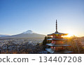 日本富士山：夕陽西下時，富士山傾斜的景色 134407208