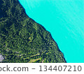 從空中俯瞰森林與碧綠湖的交界處 134407210