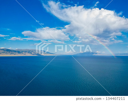 一片碧藍的湖泊，湖面上飄著彩虹，被稱為「大西洋的最後一滴眼淚」。 134407211