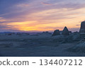中國新疆：魔城：夕陽西下，沙漠風蝕形成的岩石地形熠熠生輝。 134407212