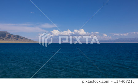 中國新疆賽拉姆湖:被稱為「大西洋最後一滴眼淚」的藍色湖泊 中國新疆賽拉姆湖:被稱為「大西洋最後一滴眼淚」的藍色湖泊 134407213