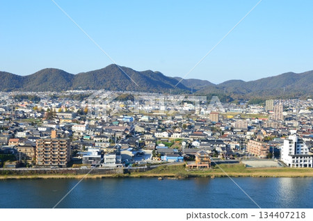 View of the townscape of Kakamigahara City, Gifu Prefecture, and the Kiso River from the castle tower of Inuyama Castle (Inuyama City, Aichi Prefecture) View of the townscape of Kakamigahara City, Gifu Prefecture, and the Kiso River from the castle tower of Inuyama Castle (Inuyama City, Aichi Prefecture) 134407218