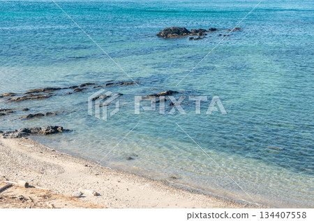 清澈湛藍的海水、珊瑚礁和寧靜的海岸風光 清澈湛藍的海水、珊瑚礁和寧靜的海岸風光 134407558