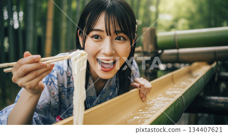 一位女士正在吃流水素麵——令人耳目一新的畫面 134407621