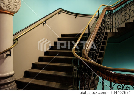 螺旋樓梯和綠色背景 134407655