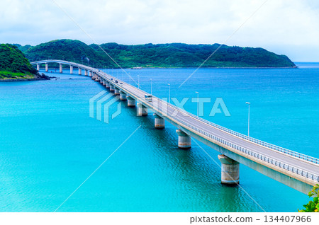 Tsunoshima Bridge spanning the sea (Yamaguchi Prefecture) 134407966