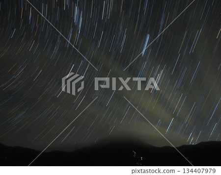 日落後登山者下山留下的光跡，以及雲層之外的繁星軌跡（20251214181322） 134407979