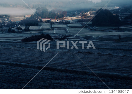 Late autumn in Hiwa Mikawachi rice terraces, morning mist, frosty rice terrace heritage 134408047