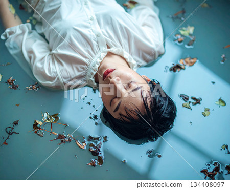 一位女士睡著了 134408097