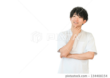 一位面帶微笑的年輕亞洲男子,雙手托著下巴(想像、記憶、想法、觀念、未來、夢想、妄想) 一位面帶微笑的年輕亞洲男子,雙手托著下巴(想像、記憶、想法、觀念、未來、夢想、妄想) 134408154