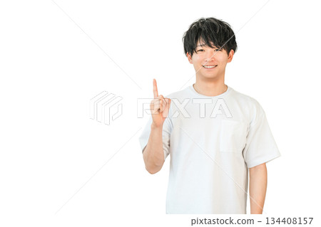 一位身穿 T 恤的年輕亞洲男子指點（指點、介紹、指導、推薦、指導） 134408157
