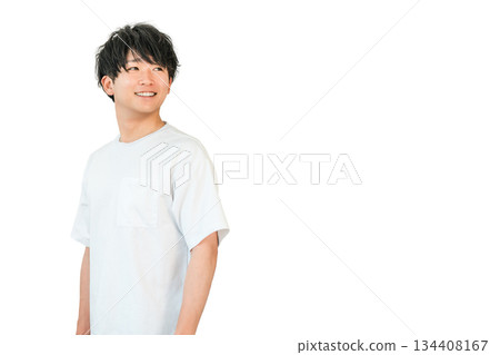 穿著超大號 T 恤的微笑亞洲男子 穿著超大號 T 恤的微笑亞洲男子 134408167