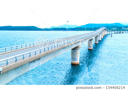Tsunoshima Bridge spanning the sea (Yamaguchi Prefecture) 134408214