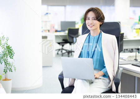 看電腦的女商人 134408443