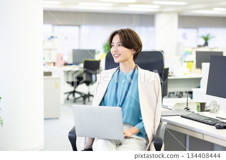 看電腦的女商人 134408444