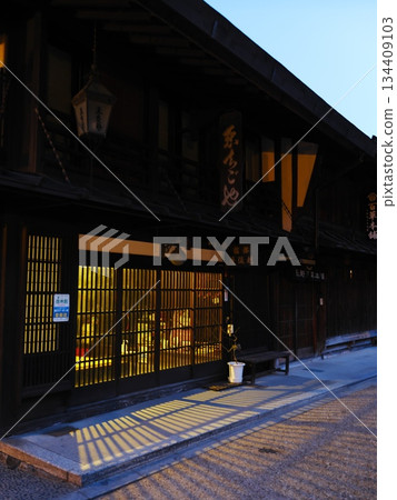 黃昏時的奈良井塾：陽光透過格子門灑進來。 134409103