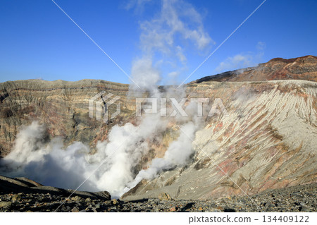 阿蘇山－阿索納卡達克火山口冒出煙霧 134409122