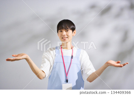 一位二十多歲的男幼教老師，穿著圍裙 134409366