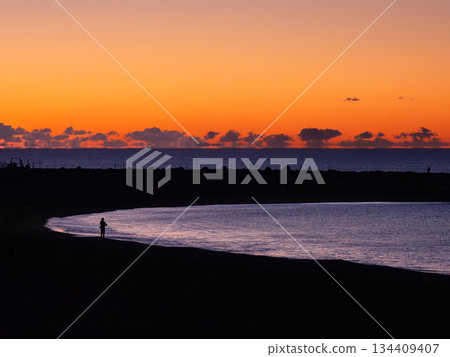 Silhouette of a fisherman standing on the beach at sunrise - A quiet dawn in Shonan 134409407