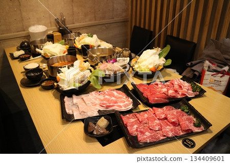 火鍋用肉菜和蔬菜拼盤 火鍋用肉菜和蔬菜拼盤 134409601