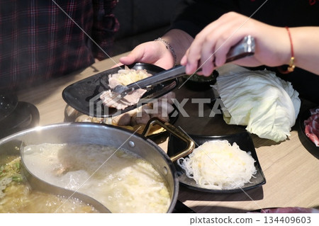 Hot pot made with meat and vegetables 134409603