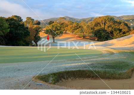 在九州長崎海洋宮高爾夫俱樂部，一個寒冷的早晨，比賽正式開始。 134410021