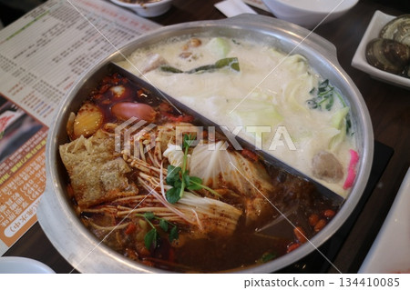 Double-broth hot pot 134410085