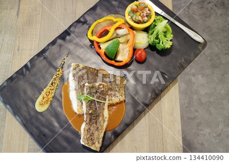 黑盤烤鱸魚柳佐蔬菜 134410090