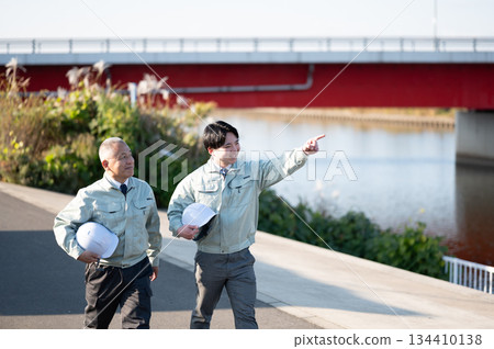 步行年輕人和退伍軍人 134410138