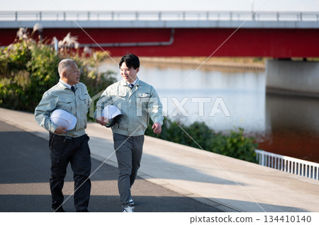 步行年輕人和退伍軍人 134410140