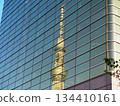 晴空塔倒映在建築物中 134410161