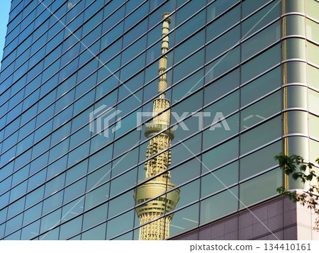 晴空塔倒映在建築物中 134410161