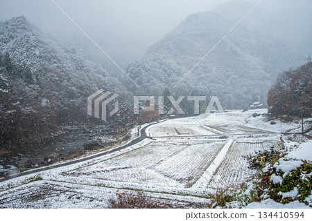Snow-covered rice fields and the Maze River (Maze, Gero City, Gifu Prefecture) 134410594