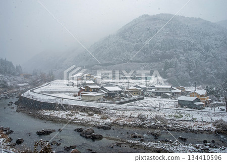 迷宮川沿岸村莊的冬季景色（岐阜縣下呂市迷宮町） 134410596