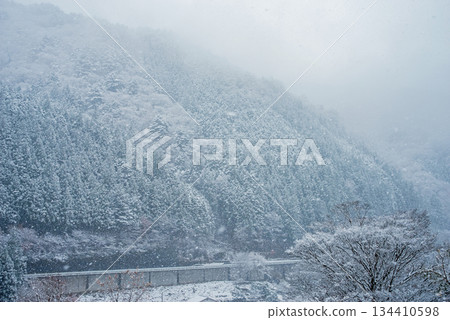 Snowy mountain scenery (Maze, Gero City, Gifu Prefecture) 134410598