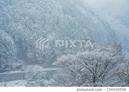 雪山景色(岐阜縣下呂市迷宮町) 雪山景色(岐阜縣下呂市迷宮町) 134410599