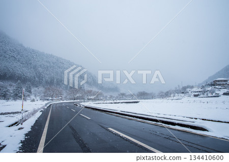 Winter road for daily life (Maze, Gero City, Gifu Prefecture) Winter road for daily life (Maze, Gero City, Gifu Prefecture) 134410600