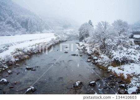 Maze River in winter (Maze, Gero City, Gifu Prefecture) Maze River in winter (Maze, Gero City, Gifu Prefecture) 134410603