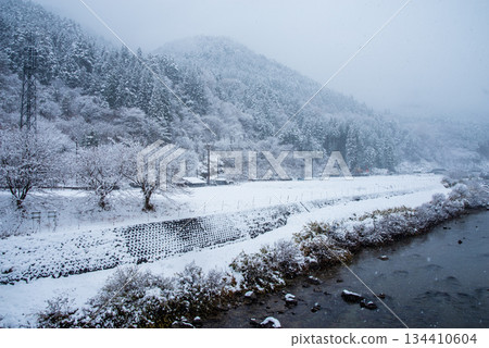 Maze River in winter (Maze, Gero City, Gifu Prefecture) 134410604