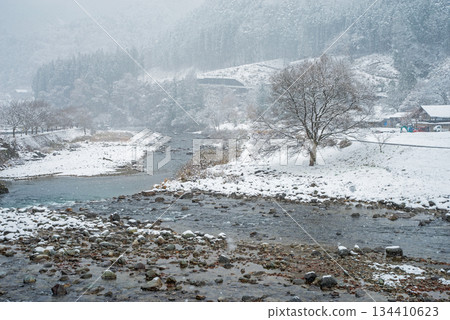 Maze River in winter (Maze, Gero City, Gifu Prefecture) 134410623