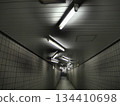 一條地下通道，兩側排列著詭異的螢光燈。 134410698